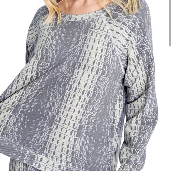 NWT 💋🦊 WILDFOX Wetlands Sommers Sweater - top only - Picture 13 of 14